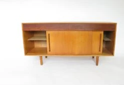 Robin Day Hilleplan Cabinet, 1952 -Vitra Store Hilleplan 03 0 c376aa3d 30fa 4150 95c8 9972b0071eb9