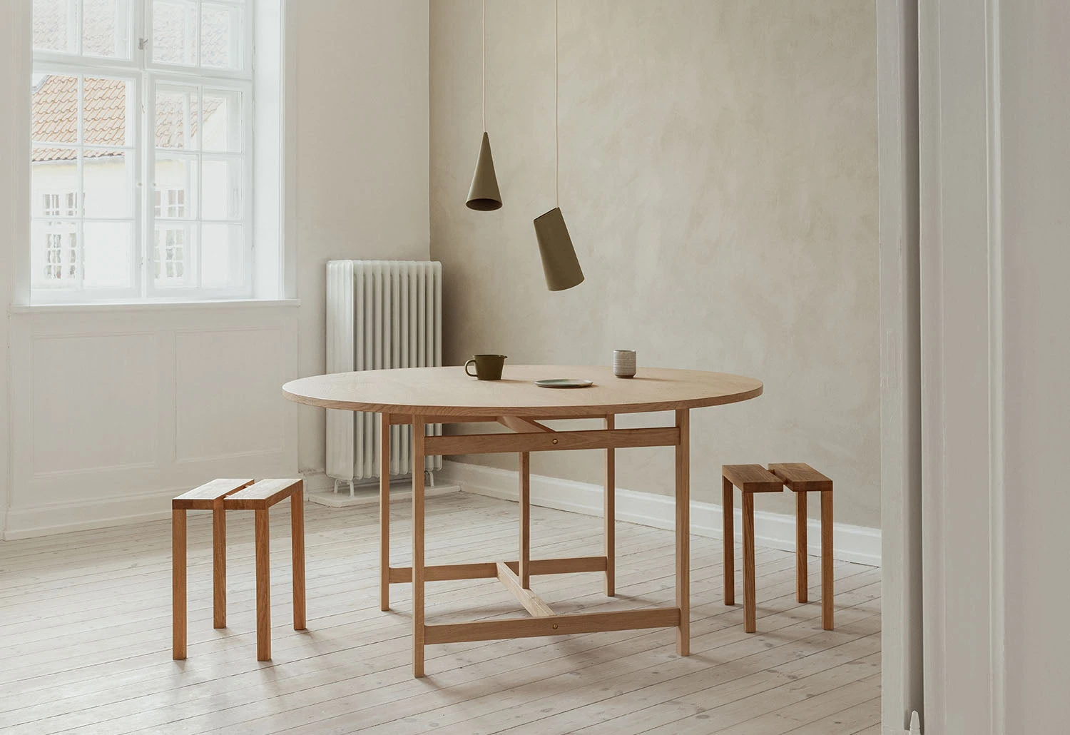 Moebe Round Dining Table 5 Moebe Round Dining Table - Image 5