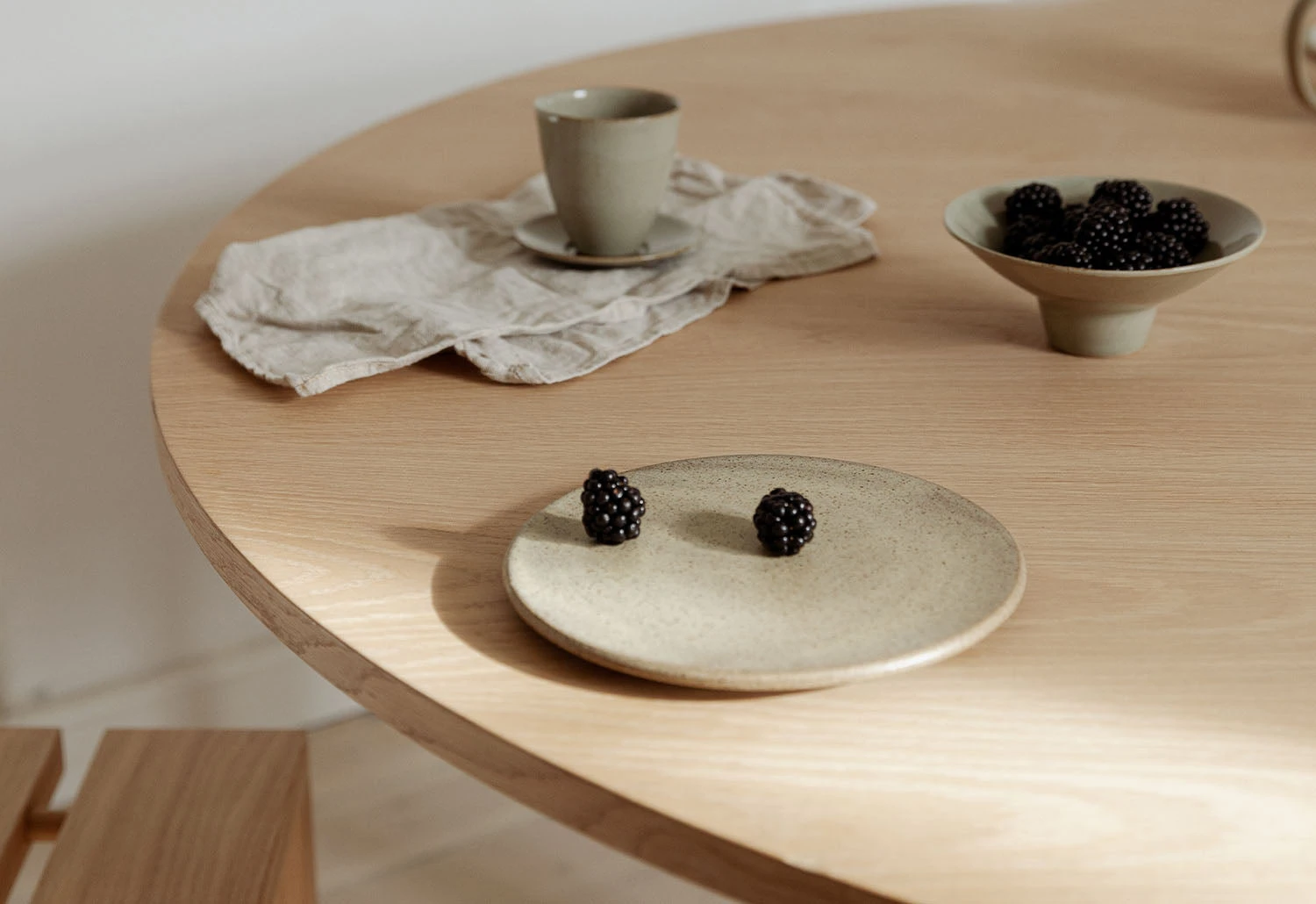 Moebe Round Dining Table 6 Moebe Round Dining Table - Image 6