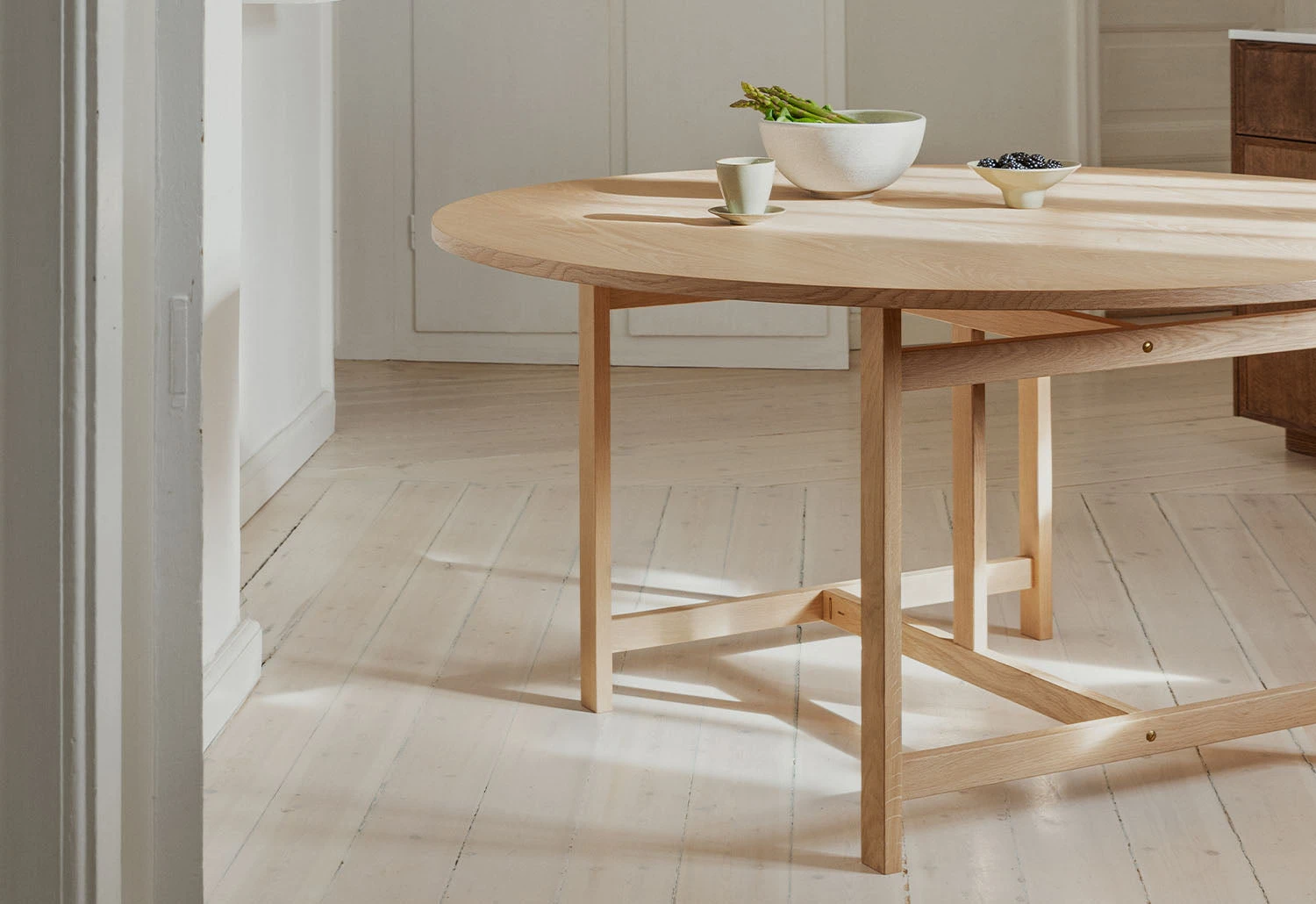 Moebe Round Dining Table 7 Moebe Round Dining Table - Image 7